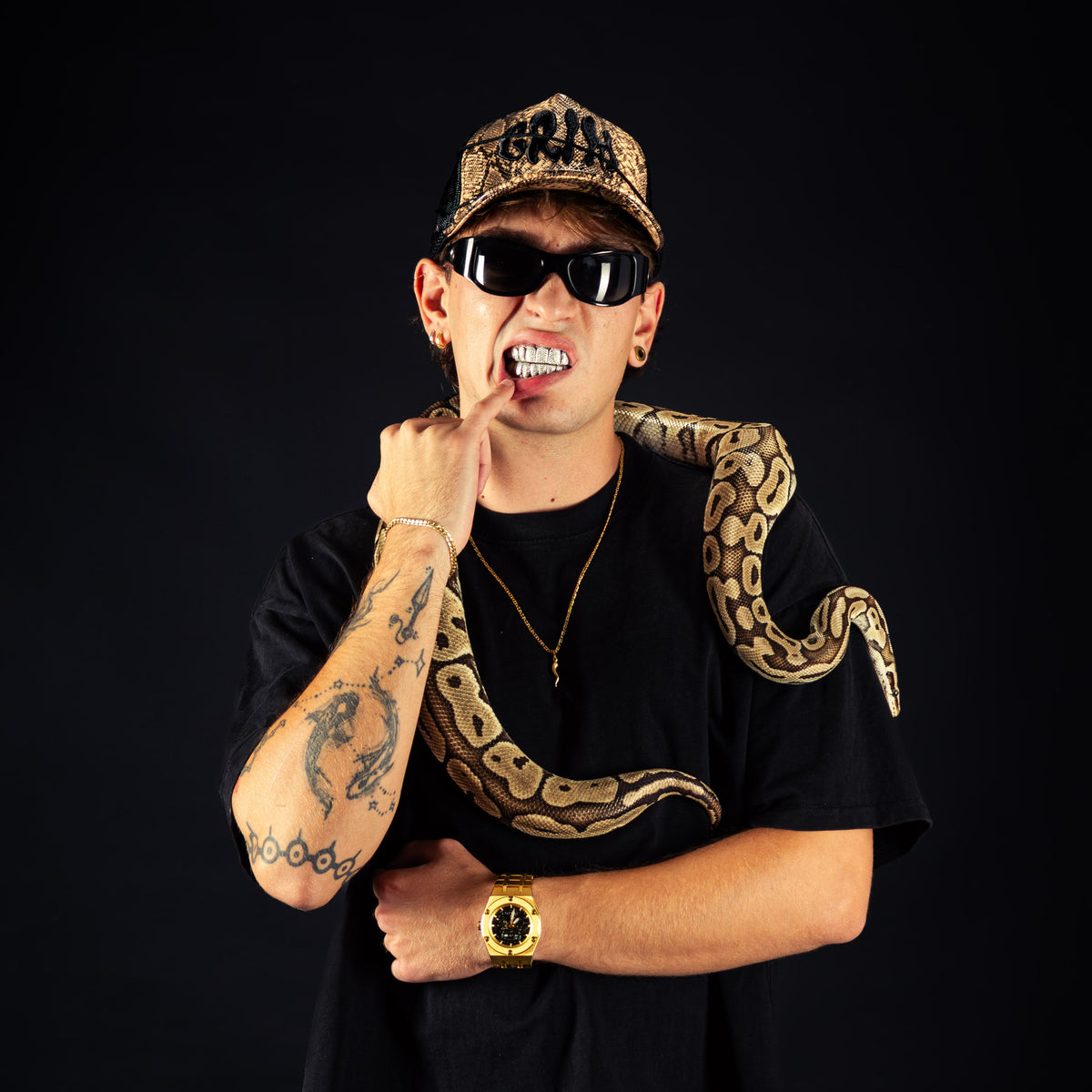 "SNAKE SKIN" Natural/Black Cap